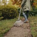 Fiskars Yaprak Süpürgesi Metal Beyaz